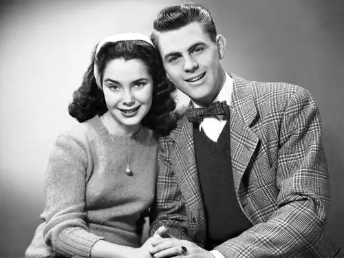 黑白老照片中的甜蜜情侣