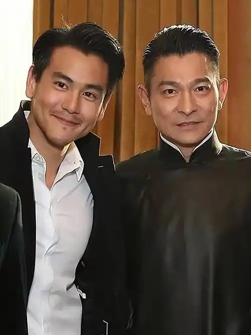 原创刘德华新片开拍一身黑色西装看不出60岁还有林家栋彭于晏共演