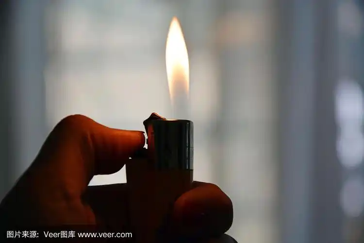 手拿打火机,点燃火焰