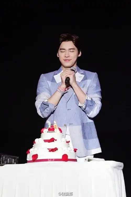 李易峰庆28岁生日吹蜡烛不忘嘟嘴卖萌图