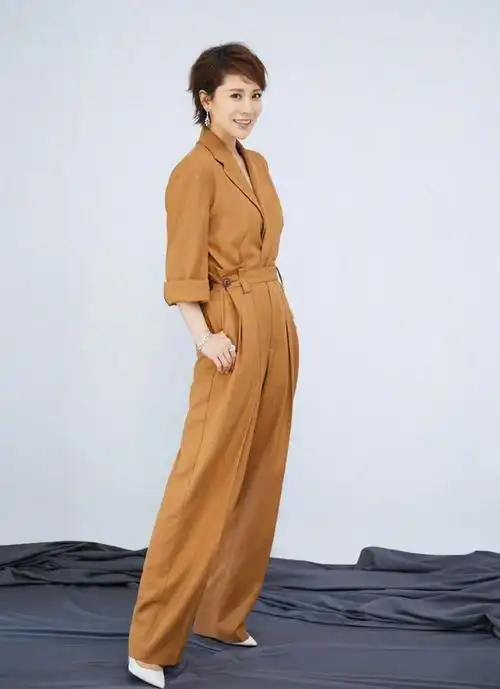 45岁海清同框小4岁宋佳,穿连体裤高级知性,留短发更有气质|西装|发型