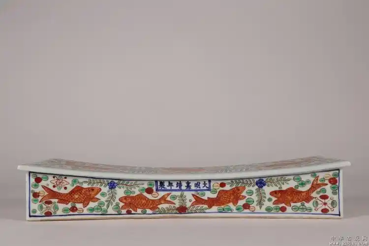 明代,"大明嘉靖年制"五彩鱼藻纹瓷枕