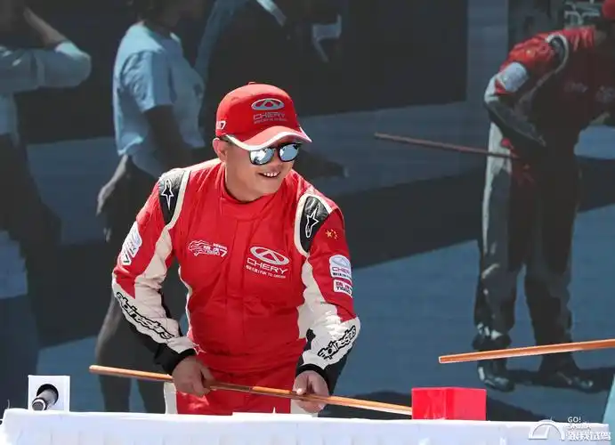 唐艺昕pk陶鹏飞 互动游戏开香槟庆祝"我是车手"正式启动老司机们机会