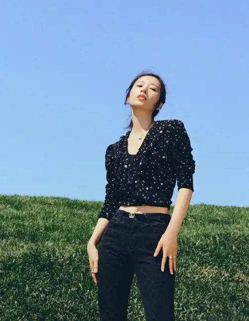 周雨彤身着满印logo羊腿袖衬衣搭配黑灰牛仔裤整体造型精致优雅