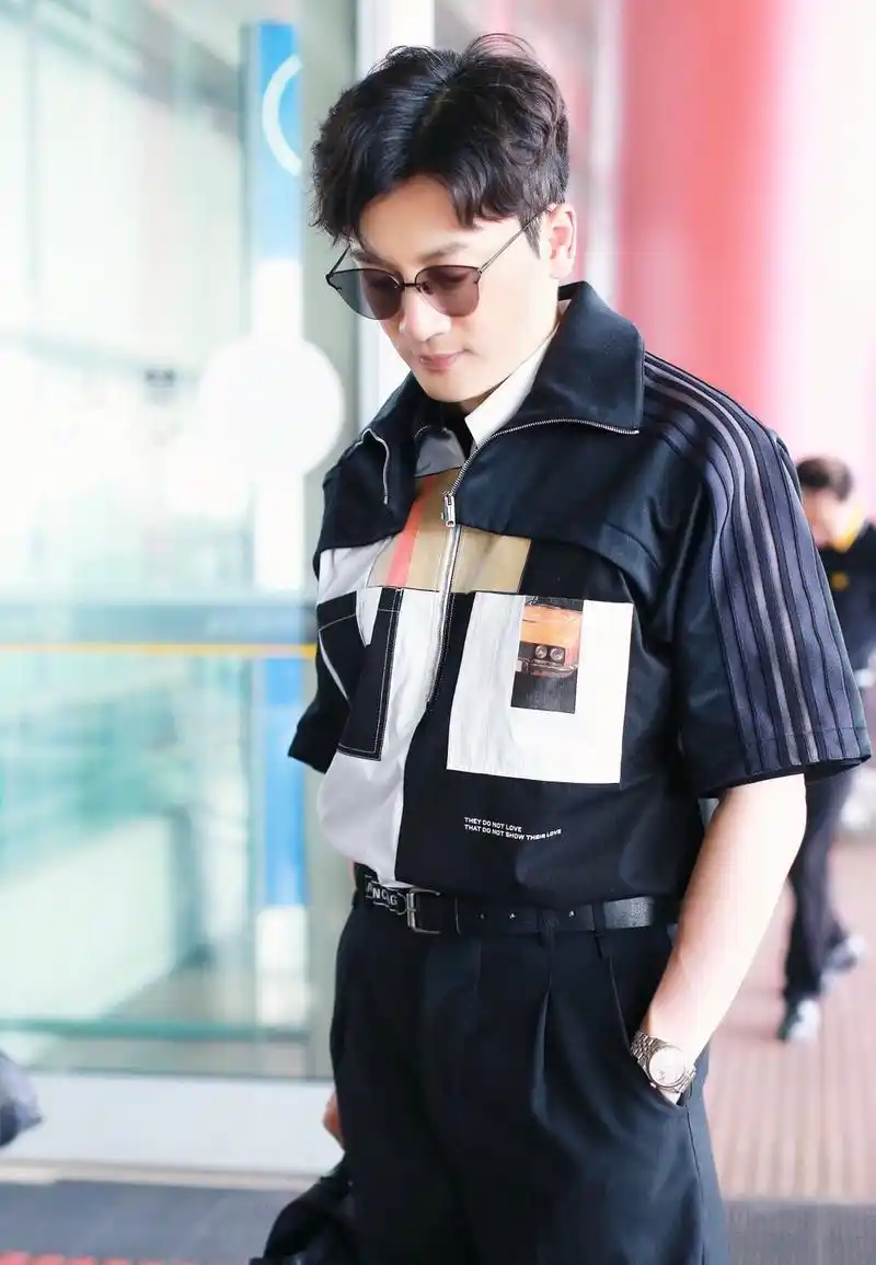 原创苏有朋现身机场衬衫叠穿乖乖虎太潮搭阔腿裤比例真惊艳