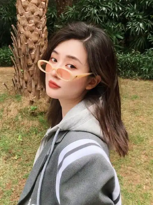 2023年5月3日,北京,演员乔欣从首都机场出发,她身穿彩色针织衫活力