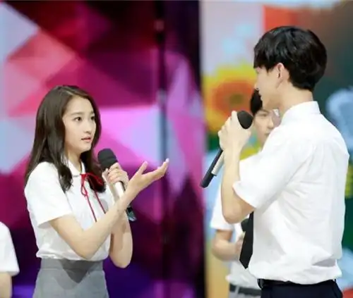 【图】白敬亭关晓彤cp快乐大本营甜蜜互动 被扒关系"不一般"