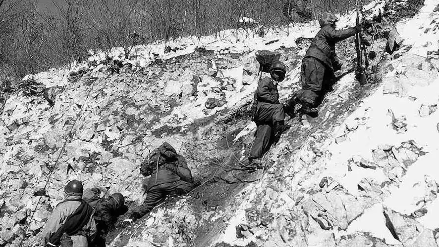 上甘岭和长津湖哪个更惨烈(血战长津湖:比上甘岭战役还要惨烈,最美