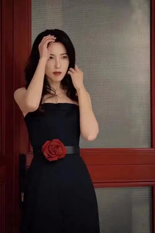 女星曾黎因上《男人装》杂志而饱受争议.