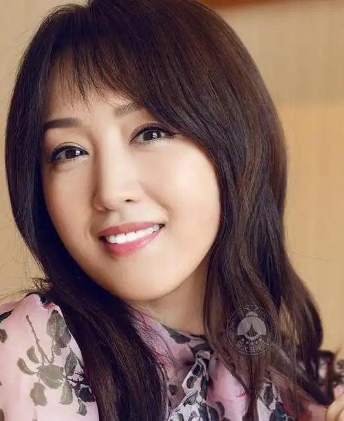 "玉女"杨钰莹的堕落史:从曾经的万众瞩目,到后来的无人问津