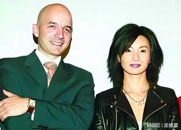 可这位总裁却是有妇之夫,张曼玉这次成了真正的第三者.