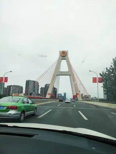 一眨眼,我回上海的日子到了.驶过人南立交桥,奔向双流机场.