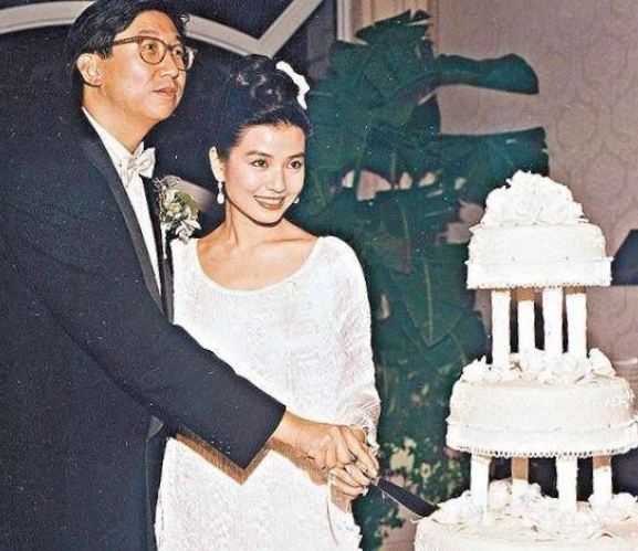 钟楚红昔日婚礼处处温馨,朱家鼎准备三层蛋糕,婆婆出镜不抢风头