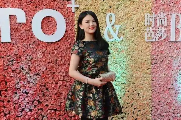 李湘瘦成瓜子脸身穿花裙一点都不土气太有气质了