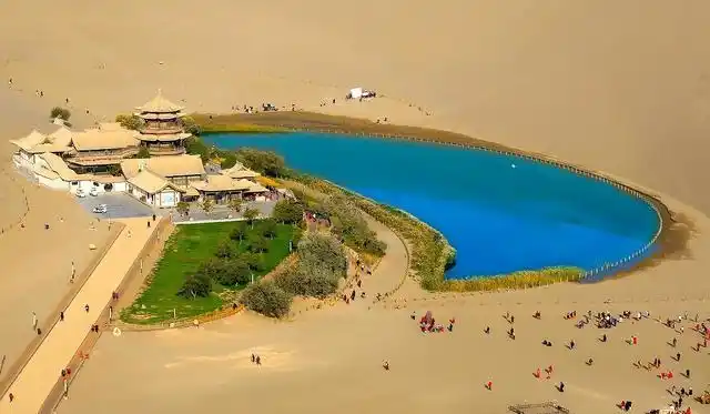 月牙泉位于甘肃省敦煌市西南鸣沙山北麓.