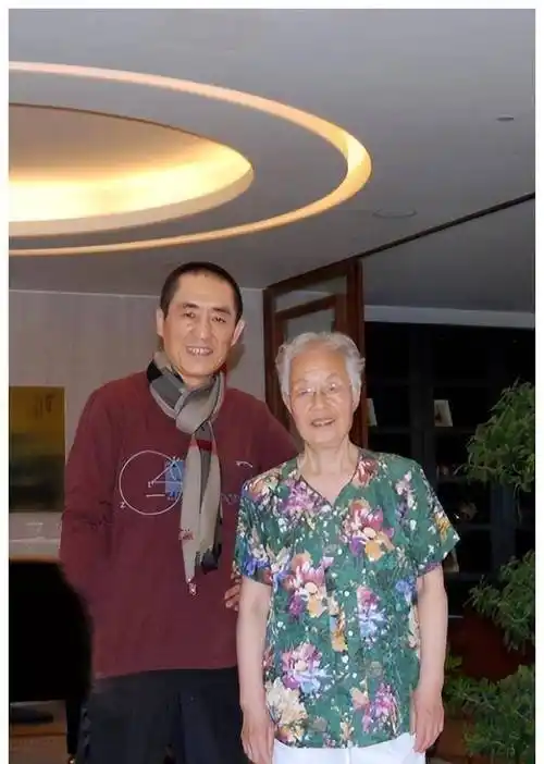 她心目中理想的儿媳是张艺谋的前任妻子肖华.