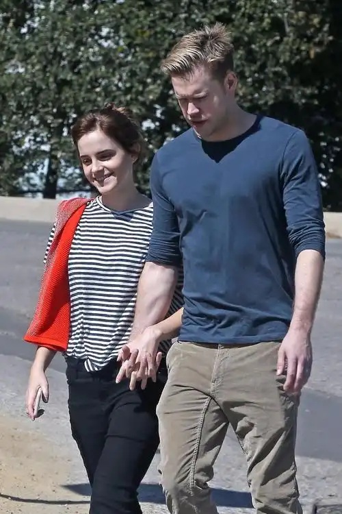 新男友是他艾玛沃特森当街十指紧扣新男友露深情甜笑