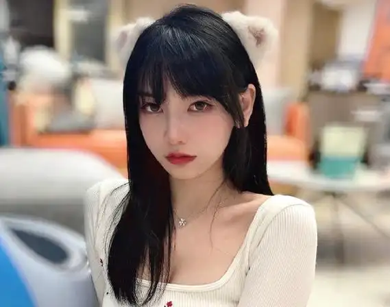 斗鱼女主播叶知秋开启pk直播,自曝原因:排名掉太多了!