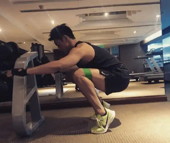 他也在个人社交平台晒出自己现在的体重,拖鞋光脚上称的郑恺,官方身高