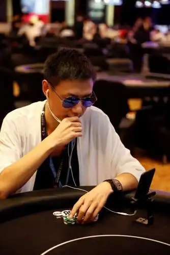 《吉列威锋英雄会》而一炮走红的"v哥"被称为"中国牌王"