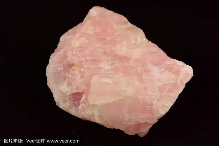 黑色背景上的玫瑰石英(矿物,岩石)