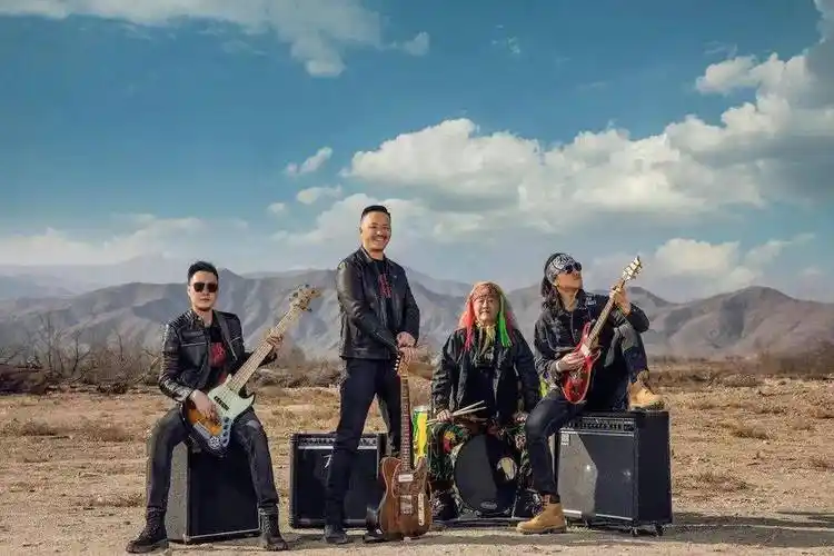 从卖血买磁带的狂热乐迷,到一年百场的"暴走"巡演,布衣乐队一直走在"