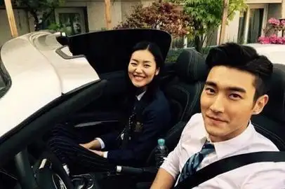 2017崔始源和刘雯现状 图揭最新消息称刘雯崔始源巴黎订婚