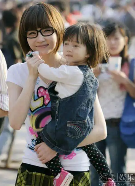 高晓松88年嫩妻晒近照 帅气短发时尚有型