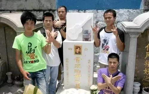"音乐巨子"黄家驹死亡真相,疑被谋害,网友:日本又添血债!