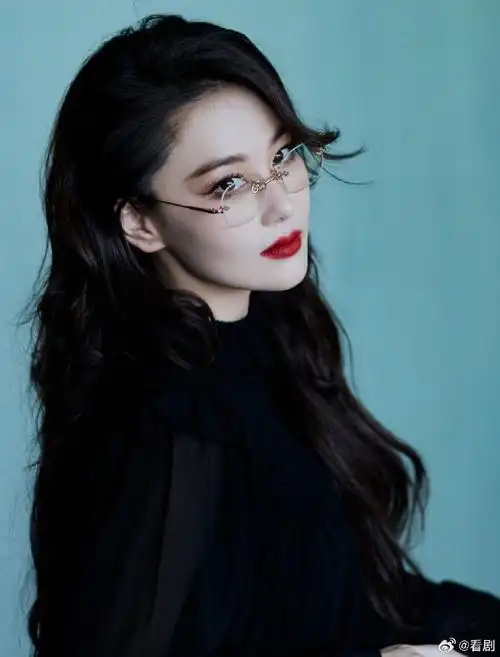 张馨予冷艳红唇大片