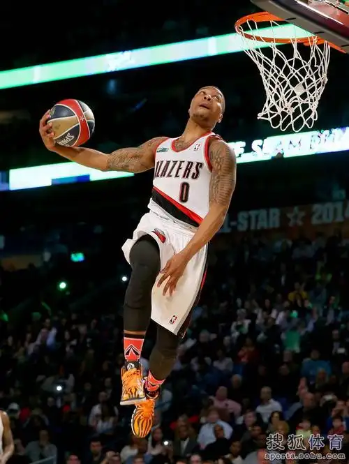 高清图利拉德扣篮大赛精选决赛反手挥臂重扣