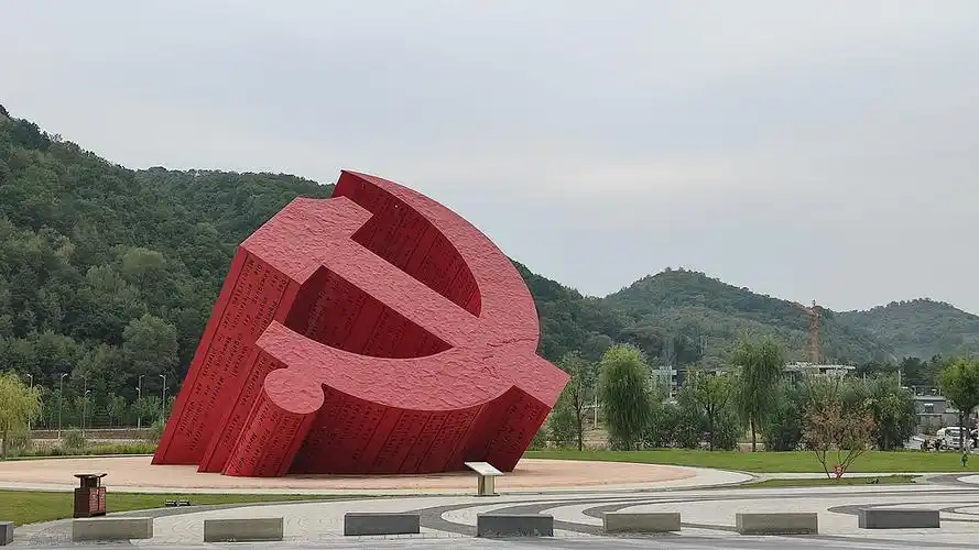 13      党徽雕塑正立面为紫铜板,侧立面为不锈钢板,高13.