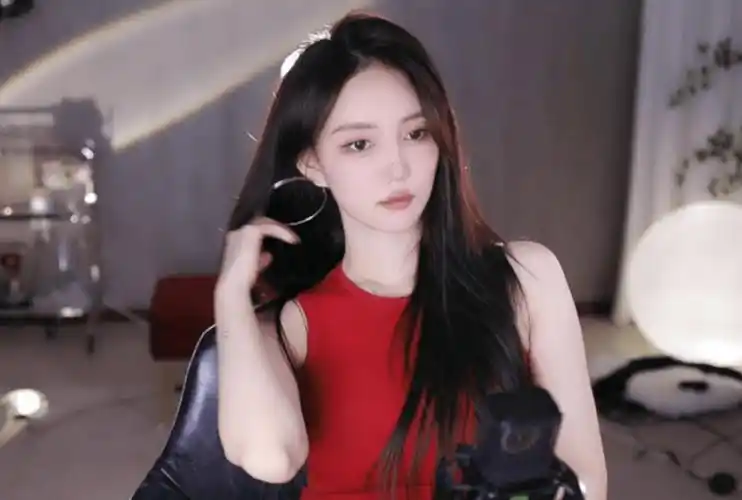 斗鱼女主播停播前发福利,当众解开4颗扣子,喊话超管封直播间