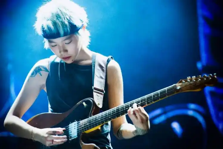 窦佳嫄未成年喝酒纹身得厌食症身上布满抓痕是通透还是叛逆