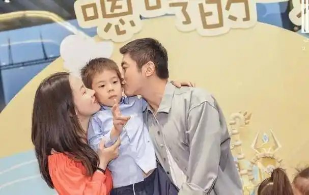 41岁霍思燕现身环球影城,身材纤细气质出众,儿子嗯哼个头猛增_杜江