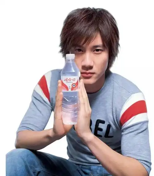 喝着娃哈哈ad钙奶长大的小me都已经成了联合国标准中的"中年人",力宏