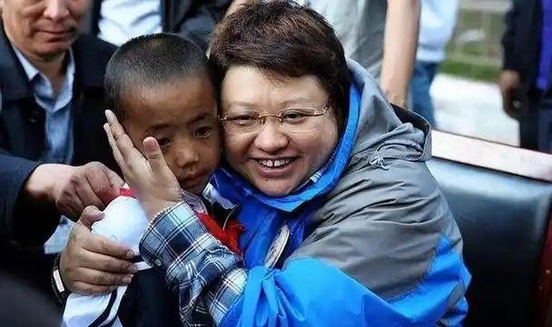 韩红因奶奶一句话,执着做公益不求回报,却遭到外界质疑!