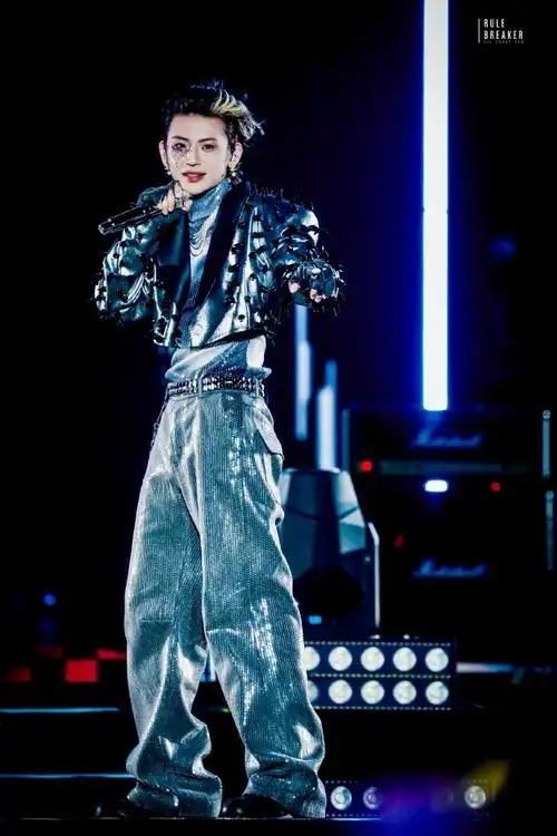 小鬼半面贴钻朋克妆##小鬼连唱12首给音乐节一点小震撼