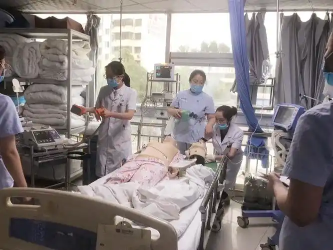 患者突发室颤,立即给予非同步双向波200焦耳除颤.