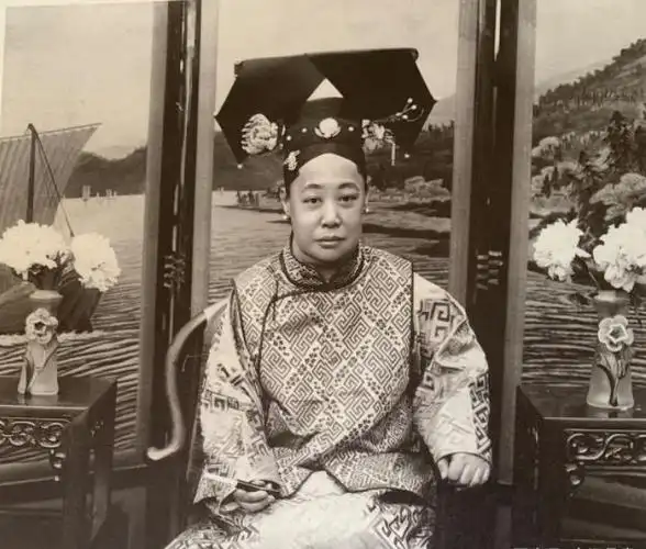 晚清老照片:160斤的嫔妃相貌端庄秀美,宫女为洋人侍奉敬茶!