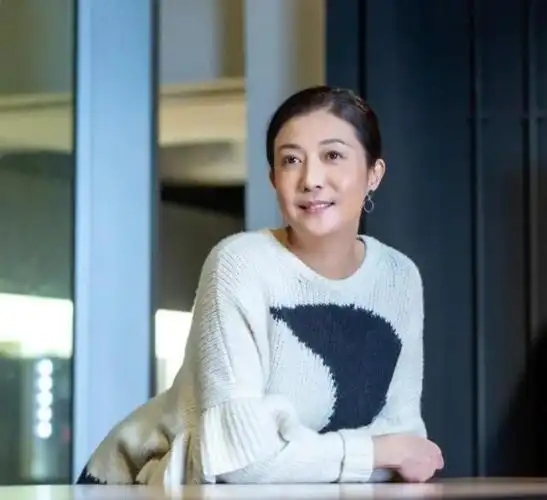 49岁吴绮莉罕见现身直播,懒理被称呼龙嫂,网友:有空多管管孩子