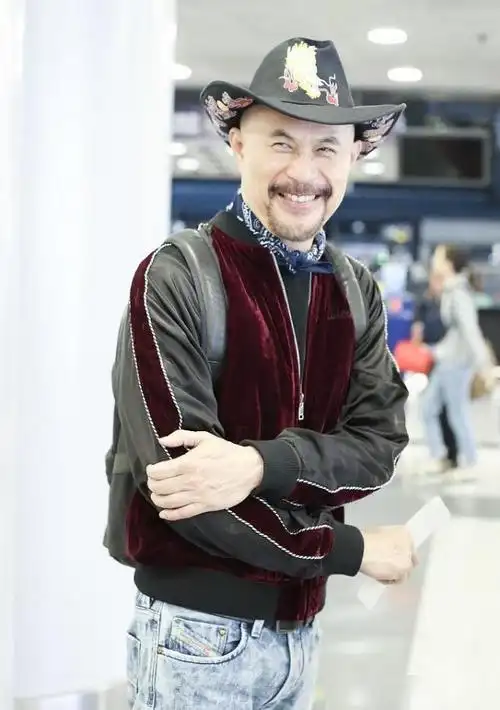 58岁徐锦江穿成西部牛仔笑出满脸褶子老顽童不输小鲜肉