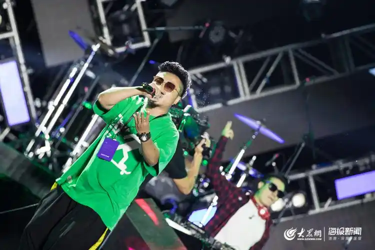 郑钧现身济南耳立音乐节现场万人齐聚嗨爆泉城