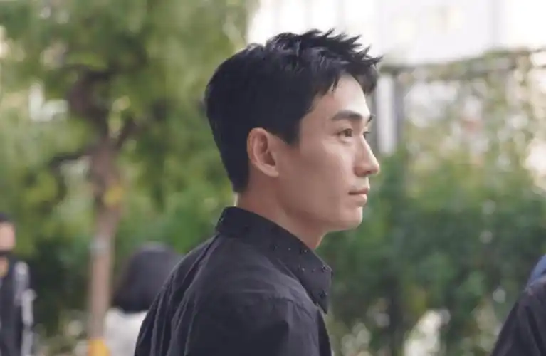 粉丝因隐婚传闻接连回踩,朱一龙狂甩生图,徐子瑄闺蜜却连续点赞_网友