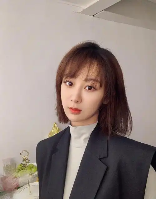 杨紫晒照换新发型剪齐刘海短发清新文艺