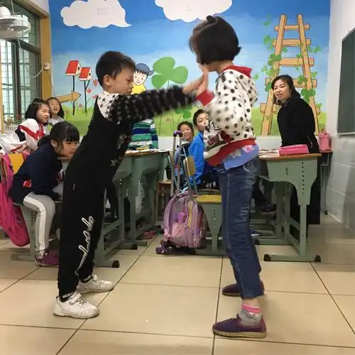 原来是大家在玩推推手的游戏呀!