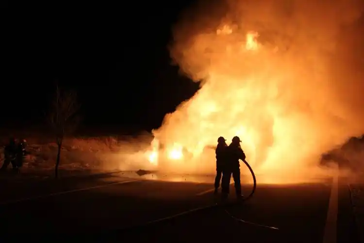 货车变"火车",消防员寒风中灭火救援