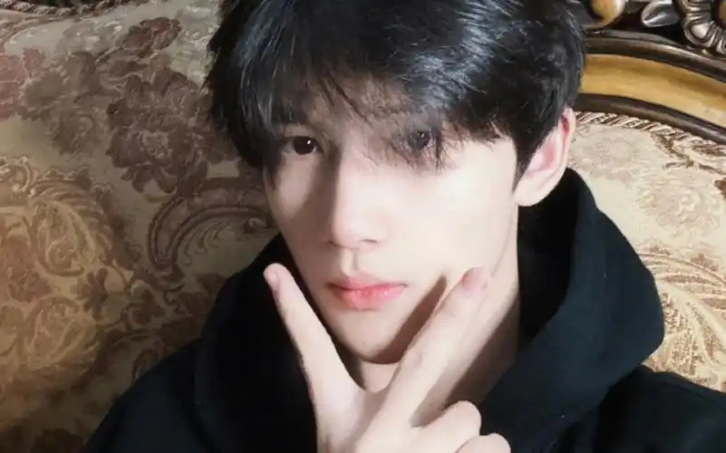 tf家族三代-余宇涵比耶自拍小合集系列,帅气男高日常随拍360度无死角!