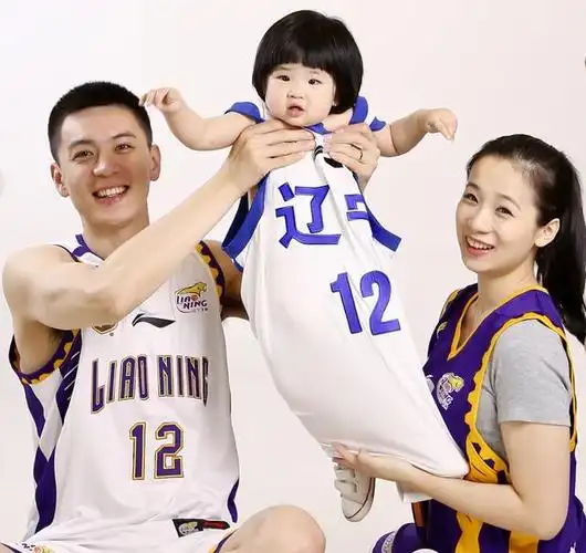 作为辽宁男篮的名宿,退役后还坐上了辽宁男篮的主教练的,带领郭艾伦