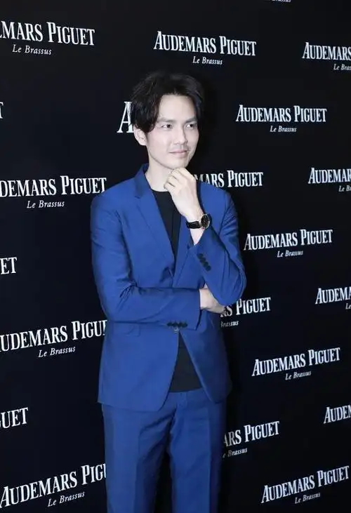 钟汉良"胡茬造型"还挺有型,蓝色西服沉稳大气,硬朗帅气|西装|衬衫